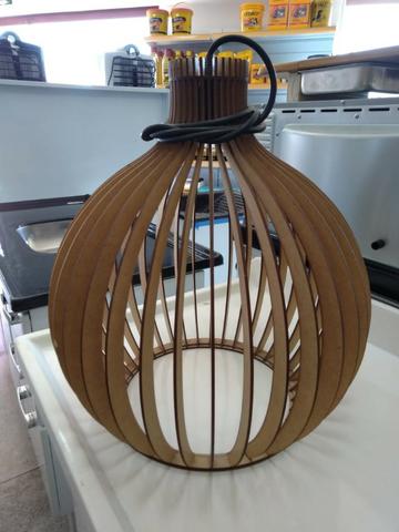 Promoção de R$ 119,90 por R$ 100,00 no dinheiro - Lustre Luminária Pendente Em MDF