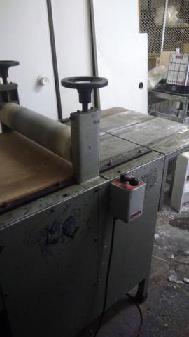 Máquina de corte e vinco pesada