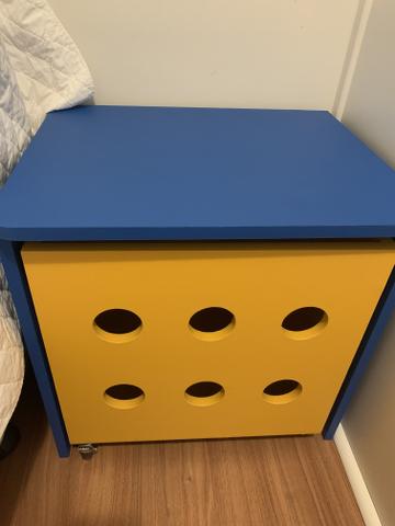 Kit prateleira, nicho + criado mudo porta brinquedo com rodízio - apenas 4 meses de uso - Foto 5
