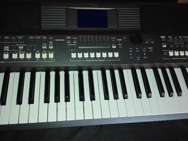 Teclando yamaha 670