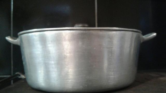 Panela grande de alumínio batido barbada!