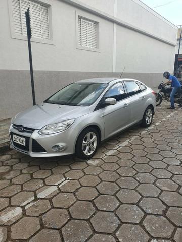 Vendo ford focus sedan, ano 2014, cor prata,km 51000, cambio mecânico - Foto 2
