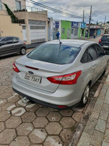 Vendo ford focus sedan, ano 2014, cor prata,km 51000, cambio mecânico - Foto 4