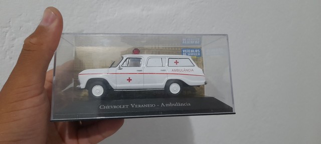 Miniatura veraneio ambulância na escala 1/43