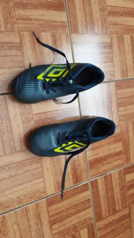 Chuteira futebol socite umbro semi nova - Foto 3