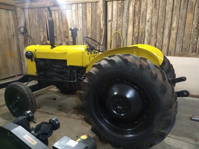 Vendo trator valmet com preto e revisado