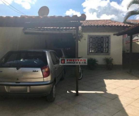 Excelente localização, com farto comércio e condução,primeira quadra. casa linear com dois