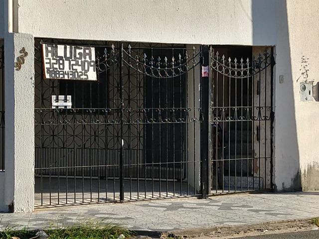 Alugo ótima casa na Rua Tiradentes - Foto 2