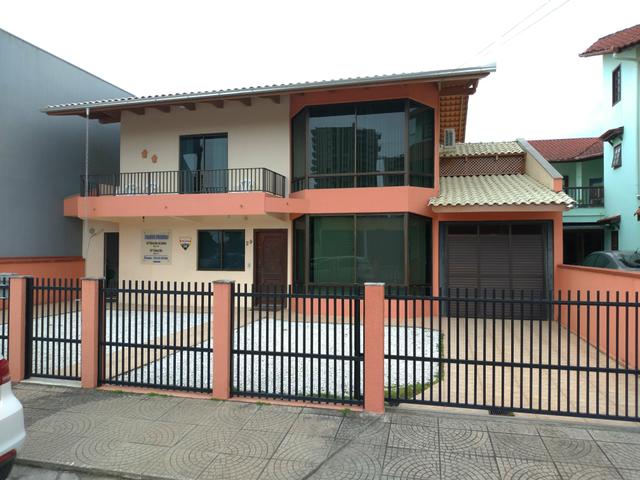 Casa para loção de Temporada no Centro de Balneário Piçarras 50 metros do Mar