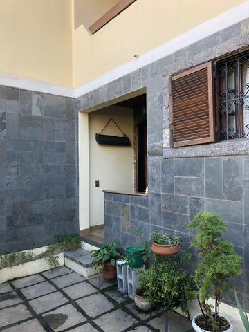 Casa 3 quartos 2 suítes Área externa atrás com mais 3 cômodos