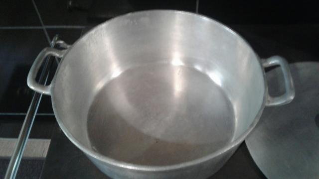 Panela grande de alumínio batido barbada! - Foto 2