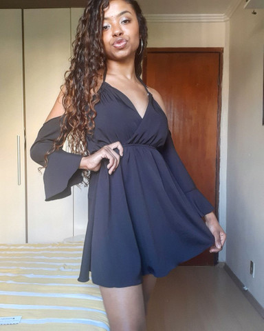 vestido manga flare ombro vazado