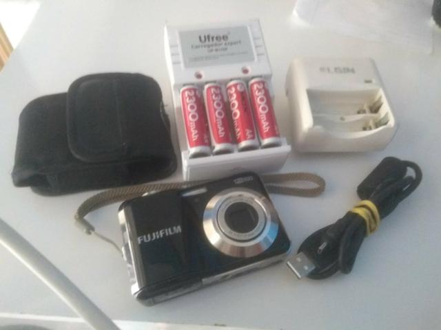Câmera fotográfica Fujifilm com carregador e pilhas - Foto 3