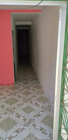 . 1 Casa com varanda, 1 sala, 1 cozinha grande, 2 quartos, 1 banheiro e 1 área de serviço - Foto 2