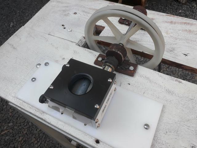 Moinho de rolos motorizado com mesa
