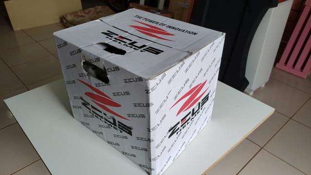 Capacete Zeus semi novo