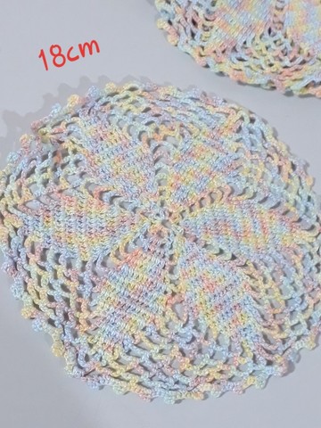 Conjunto com 6 guardanapos em crochê novos com 18cm de diâmetro  - Foto 3