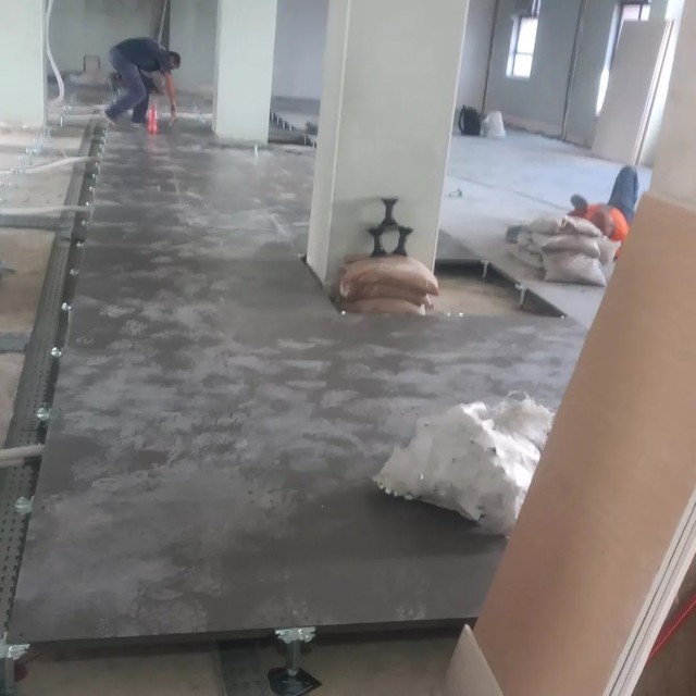 Piso elevado em ardósia ou aço 