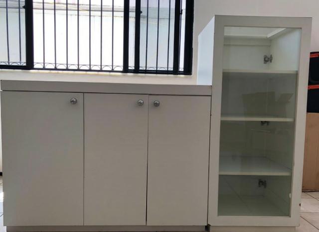 Vitrine e Balcão com Prateleiras