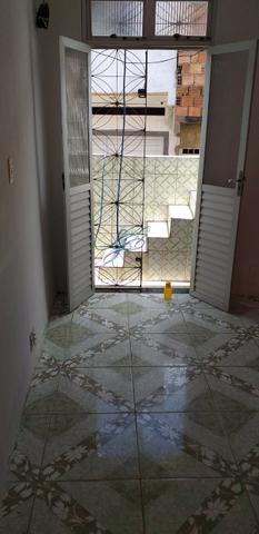 . 1 Casa com varanda, 1 sala, 1 cozinha grande, 2 quartos, 1 banheiro e 1 área de serviço