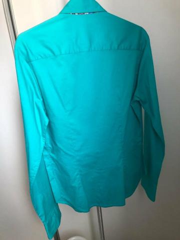 Camisa azul Tiffany com detalhes florais - Foto 2
