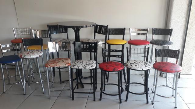 Banquetas mesas cadeiras bistros