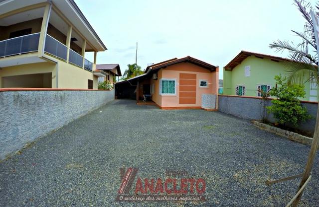 Casa próximo a praia em avenida!
