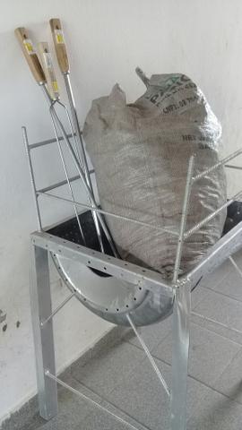 Vende-se Churrasqueira com carvão e três espetos