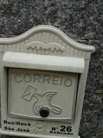 Vende - se um prédio composto por 5 casas - Foto 2