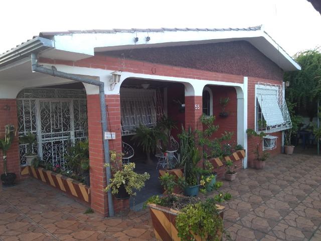 Duas casas e um kitnet mais piscina