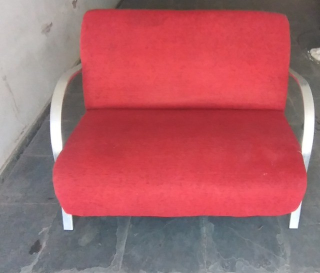 Vendo Sofá de tecido| cor vermelho. dois lugares