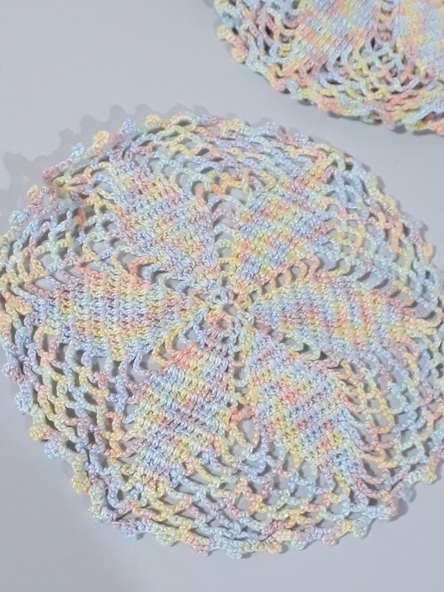 Conjunto com 6 guardanapos em crochê novos com 18cm de diâmetro 