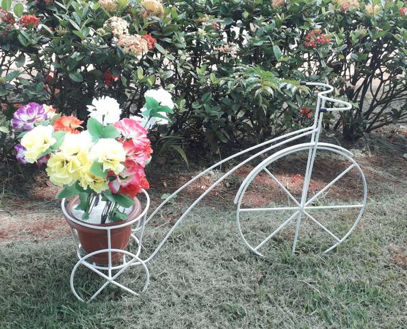 Triciculo com suportes para vasos de flores