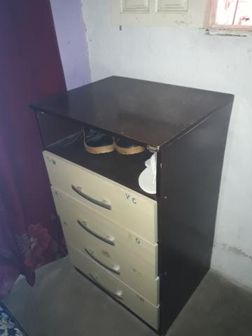 Comoda de quatro gavetas semi nova