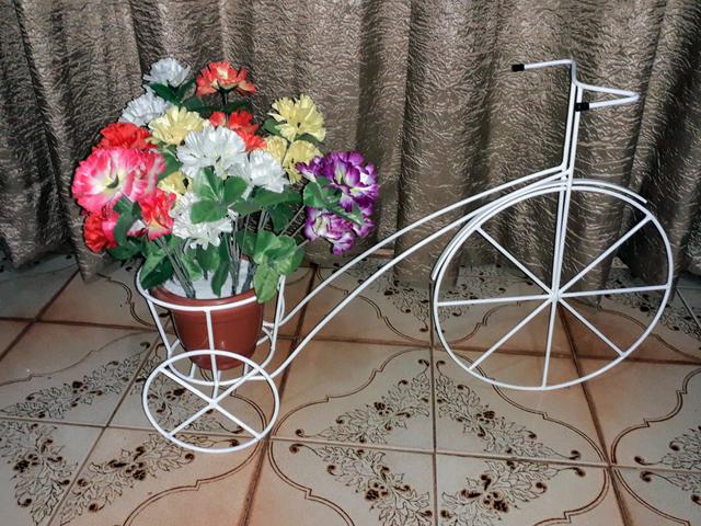 Triciculo com suportes para vasos de flores - Foto 2