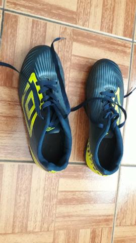 Chuteira futebol socite umbro semi nova - Foto 2