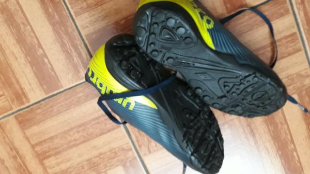 Chuteira futebol socite umbro semi nova