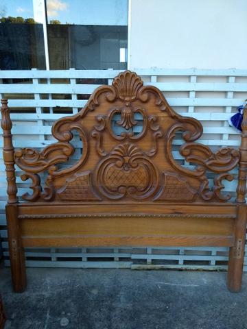 Cama e cômoda de madeira entalhados