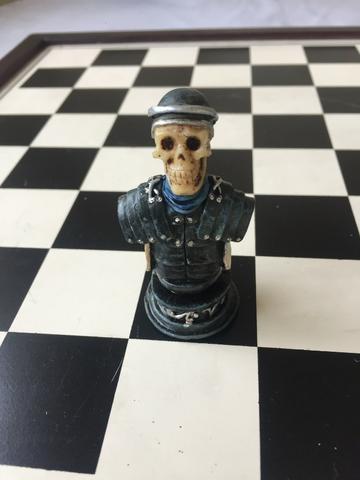 Jogo Xadrez medieval caveira em resina -15 peças - com tabuleiro - Foto 2