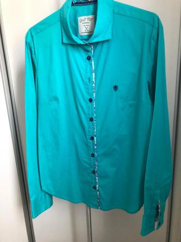 Camisa azul Tiffany com detalhes florais