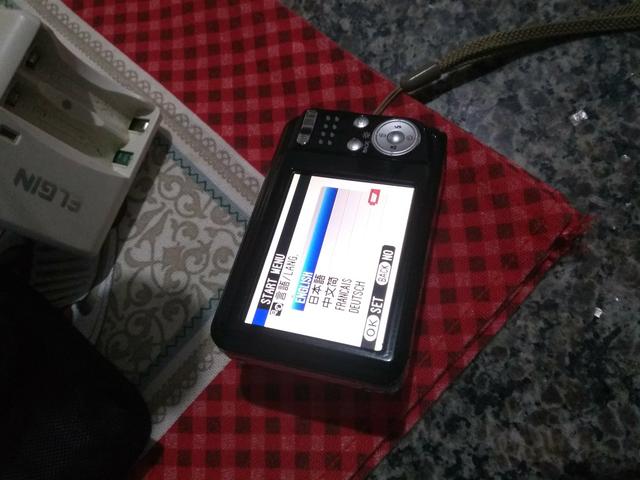 Câmera fotográfica Fujifilm com carregador e pilhas