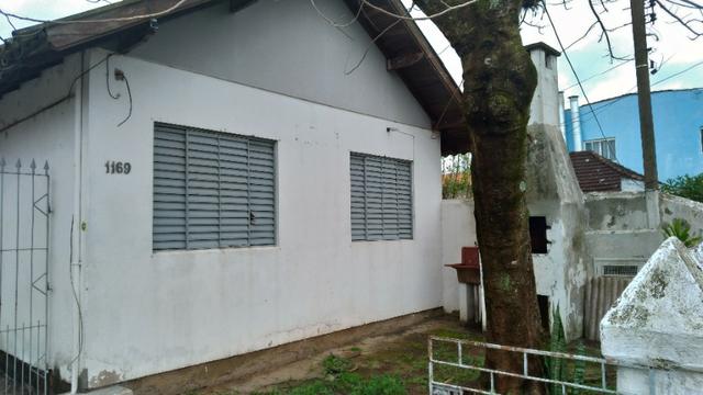 Terreno com quatro casas