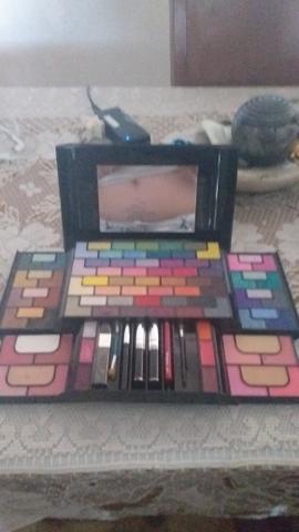 Estojo completó de maquiagem.