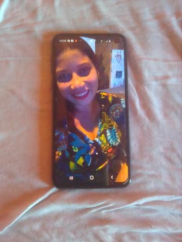 Vendo celular Samsung S10 por 3.000 preço negociável - Foto 2