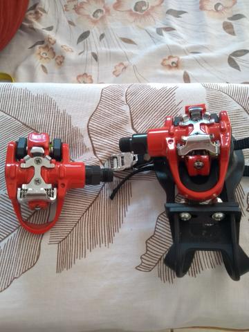 Pedal tripla ação, novo com firma pé incluso