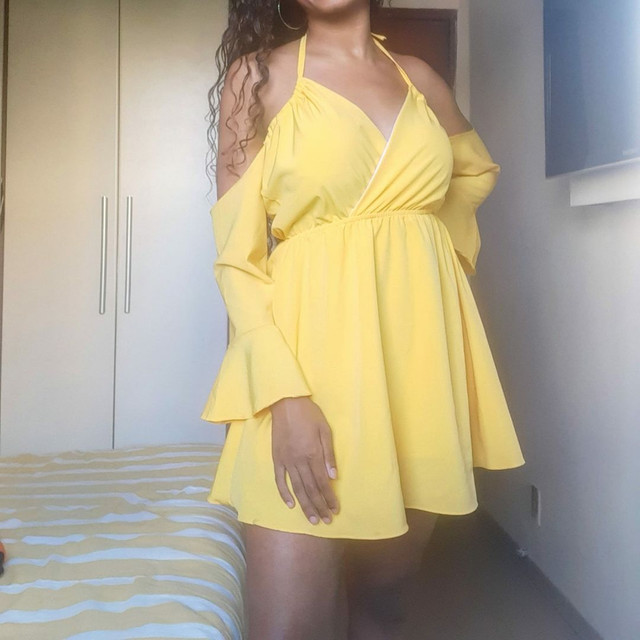 vestido manga flare ombro vazado