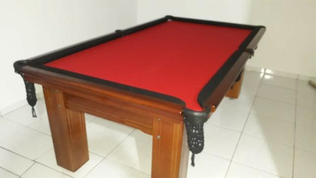 Mesa Madeira Semi | Mesa Imbuia | Tecido Vermelho | Borda Preta | CURU0871
