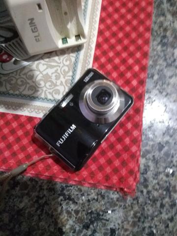 Câmera fotográfica Fujifilm com carregador e pilhas - Foto 5