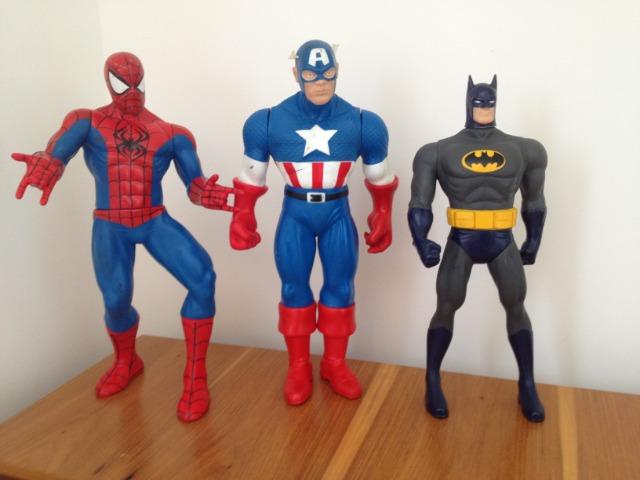 Personagens ? bonecos: Super-heróis Homem Aranha, Capitão América e Batman