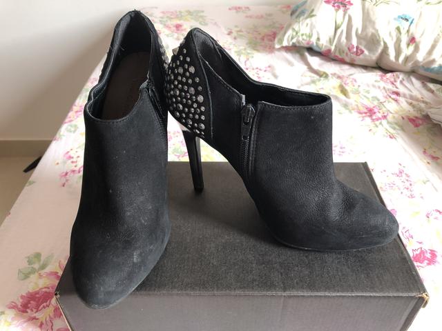 Bota com salto